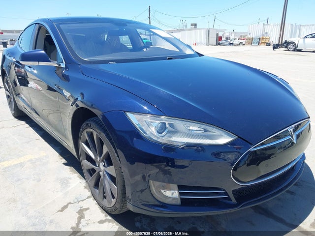 45557638 :رقم المزاد ، 5YJSA1CN8DFP28983 vin ، 2013 Tesla Model S مزاد بيع