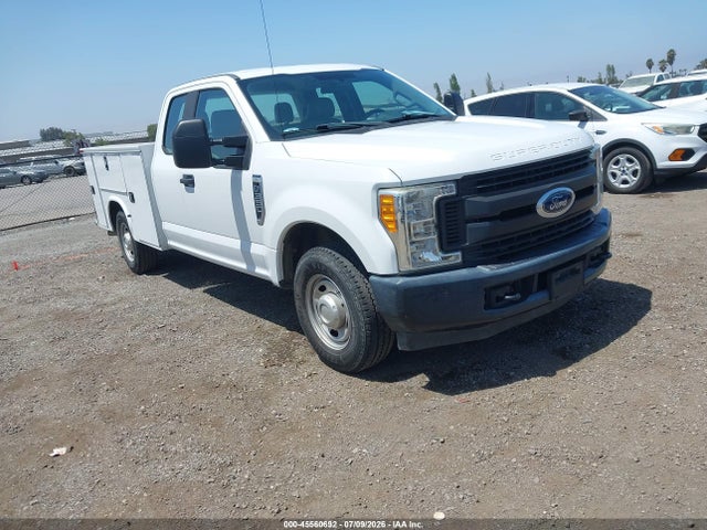 2017 1FD8X3A61HEE29046 main image