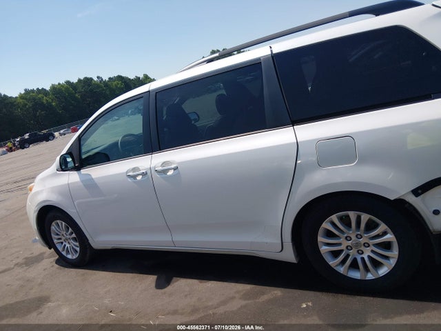 45562371 :رقم المزاد ، 5TDYK3DC4GS709847 vin ، 2016 Toyota Sienna Xle 8 Passenger مزاد بيع