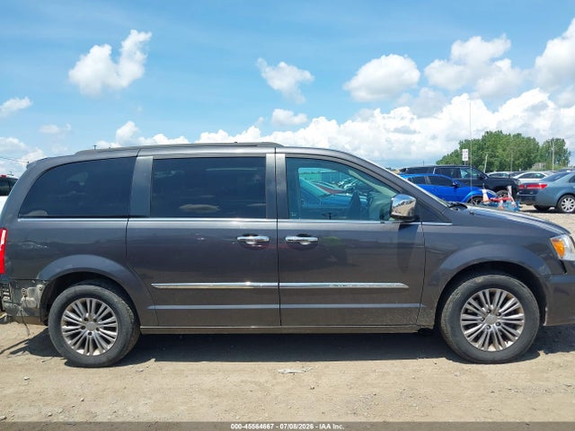 2016 Chrysler Town & Country Touring-l Anniversary Edition მანქანა იყიდება აუქციონზე, vin: 2C4RC1CG9GR175263, აუქციონის ნომერი: 45564667