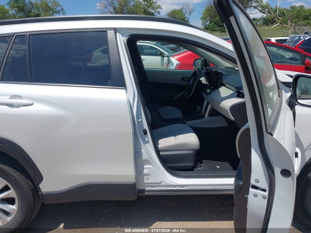 7MUCAABG4SV131030 Toyota Corolla Cross Le