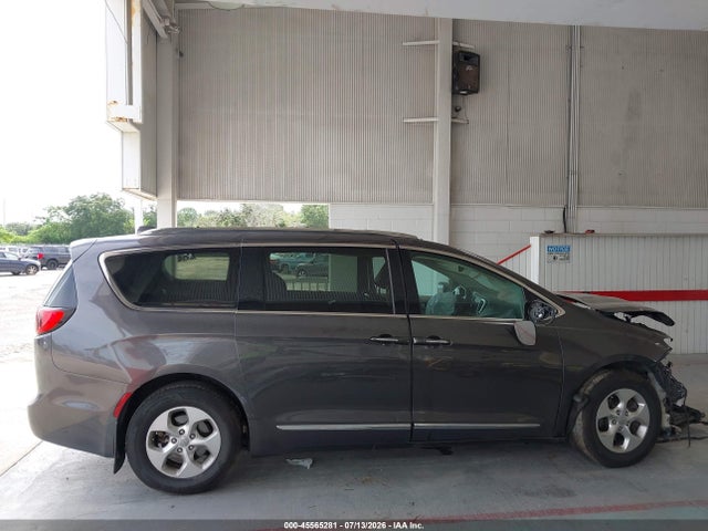 Продаж на аукціоні авто 2017 Chrysler Pacifica Touring-l Plus, vin: 2C4RC1EG7HR752435, номер лоту: 45565281