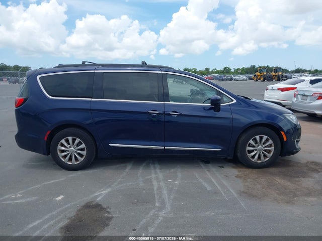2017 Chrysler Pacifica Touring-l მანქანა იყიდება აუქციონზე, vin: 2C4RC1BG8HR811142, აუქციონის ნომერი: 45565815