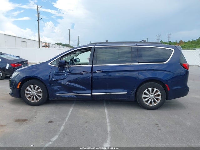 2017 Chrysler Pacifica Touring-l მანქანა იყიდება აუქციონზე, vin: 2C4RC1BG8HR811142, აუქციონის ნომერი: 45565815
