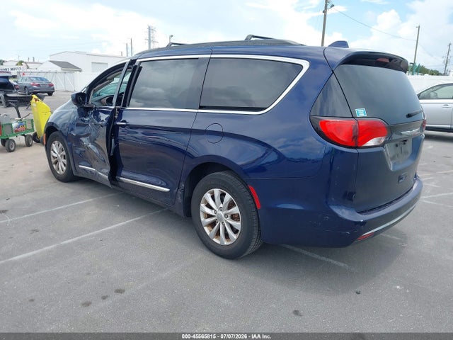 2017 Chrysler Pacifica Touring-l მანქანა იყიდება აუქციონზე, vin: 2C4RC1BG8HR811142, აუქციონის ნომერი: 45565815