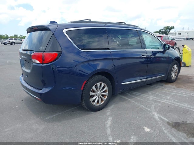 2017 Chrysler Pacifica Touring-l მანქანა იყიდება აუქციონზე, vin: 2C4RC1BG8HR811142, აუქციონის ნომერი: 45565815
