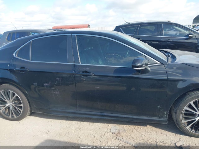 45566023 :رقم المزاد ، 4T1B11HK7JU141168 vin ، 2018 Toyota Camry Se مزاد بيع