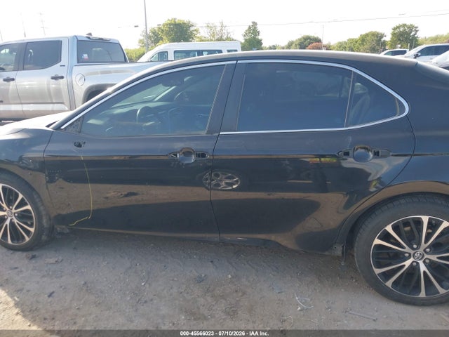 45566023 :رقم المزاد ، 4T1B11HK7JU141168 vin ، 2018 Toyota Camry Se مزاد بيع