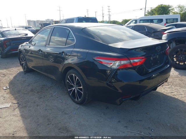 45566023 :رقم المزاد ، 4T1B11HK7JU141168 vin ، 2018 Toyota Camry Se مزاد بيع