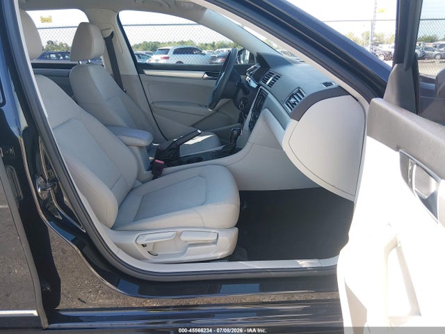 2017 Volkswagen Passat 1.8t S მანქანა იყიდება აუქციონზე, vin: 1VWAT7A36HC047585, აუქციონის ნომერი: 45566234