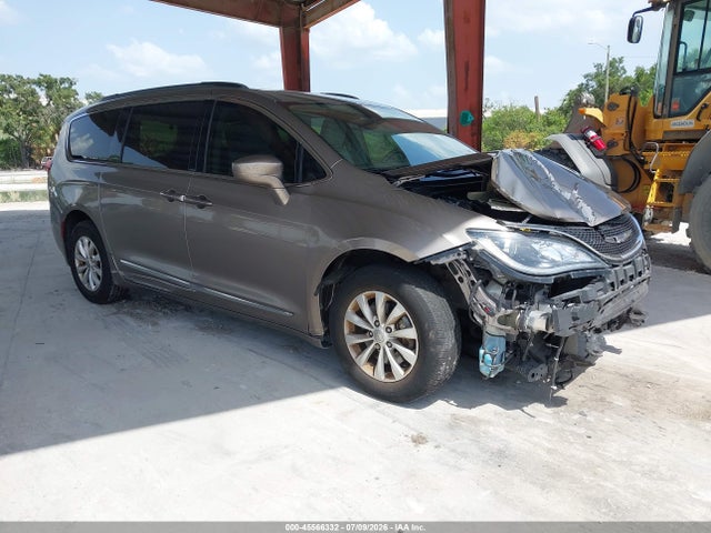 Продаж на аукціоні авто 2017 Chrysler Pacifica Touring-l, vin: 2C4RC1BG8HR552975, номер лоту: 45566332