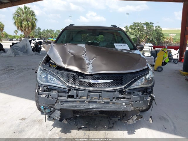 Продаж на аукціоні авто 2017 Chrysler Pacifica Touring-l, vin: 2C4RC1BG8HR552975, номер лоту: 45566332