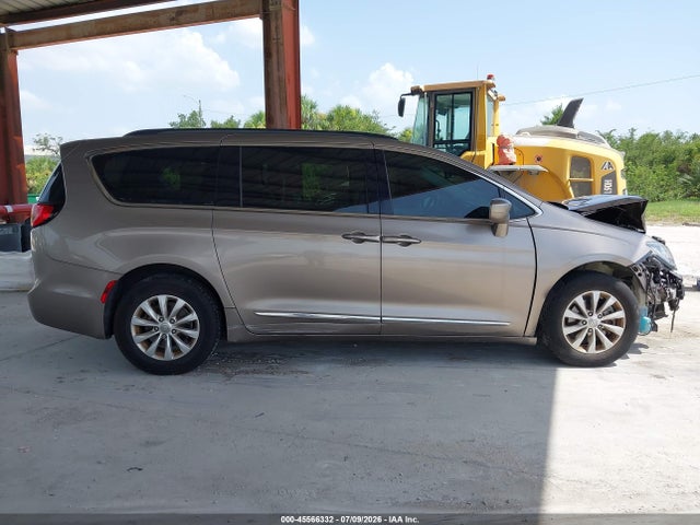 Продаж на аукціоні авто 2017 Chrysler Pacifica Touring-l, vin: 2C4RC1BG8HR552975, номер лоту: 45566332