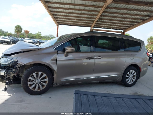 Продаж на аукціоні авто 2017 Chrysler Pacifica Touring-l, vin: 2C4RC1BG8HR552975, номер лоту: 45566332