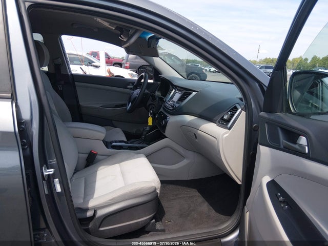 45566919 :رقم المزاد ، KM8J2CA44JU677897 vin ، 2018 Hyundai Tucson Se مزاد بيع