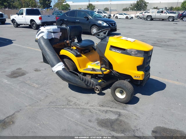 Cub Cadet Riding Lawnmower 2016 1E106H40441 Image 1