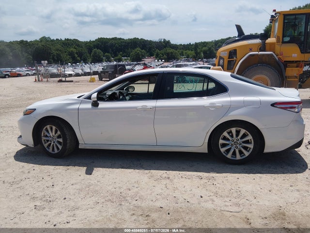 45569251 :رقم المزاد ، 4T1B11HK7JU091842 vin ، 2018 Toyota Camry Le مزاد بيع