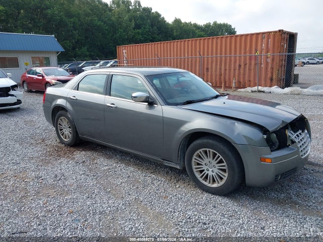 45569270 :رقم المزاد ، 2C3CA1CV9AH318935 vin ، 2010 Chrysler 300 Touring Plus مزاد بيع