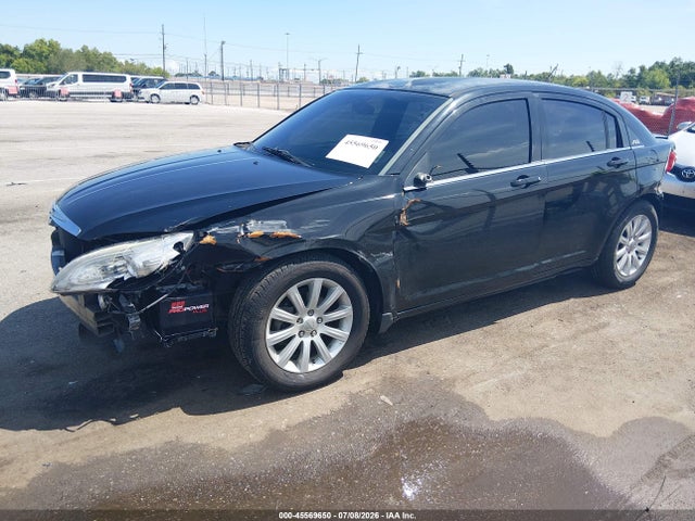 Chrysler 200 Touring 2014 1C3CCBBB7EN183717 Image 2