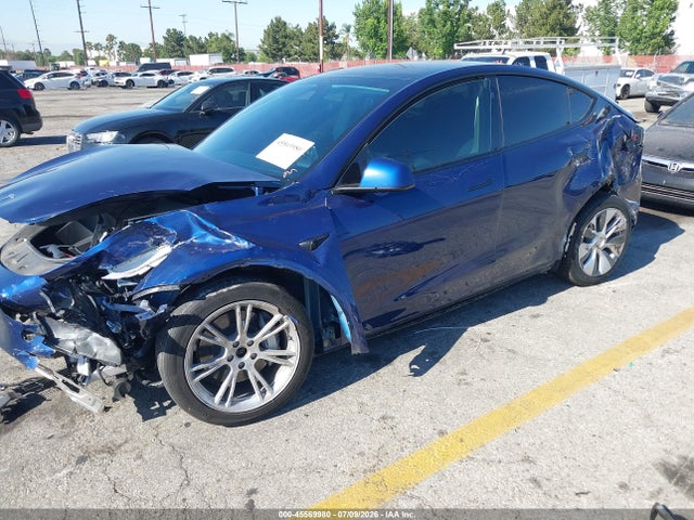 Tesla Model Y Long Range Dual Motor All-wheel Drive 2024 7SAYGDEE7RF007703 Image 2