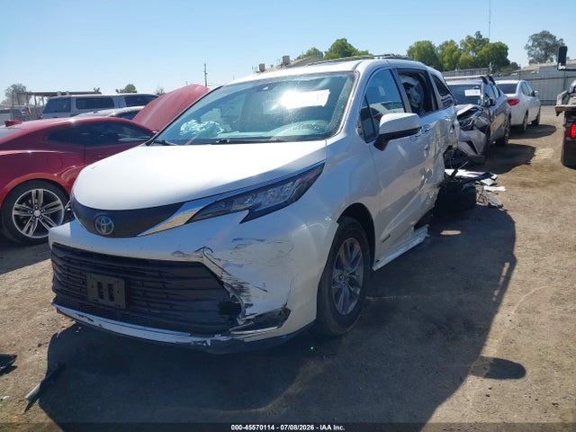 Toyota SIENNA XLE 2021 5TDYRKEC9MS014232 Image 2