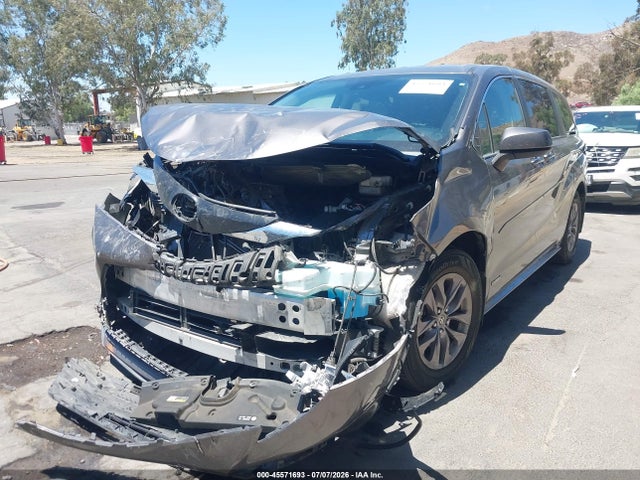 Toyota SIENNA LE 2021 5TDKRKEC4MS049430 Image 2