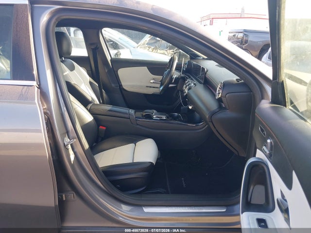 WDD3G4EB3KW006374 Mercedes-Benz A 220