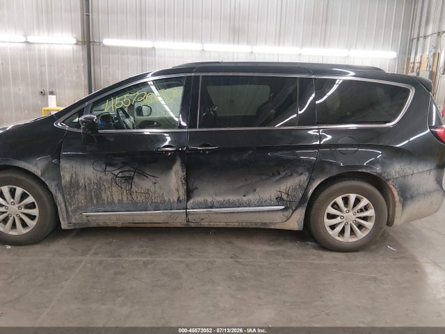Auction sale of the 2017 Chrysler Pacifica Touring-l, vin: 2C4RC1BG8HR523864, lot number: 45572052