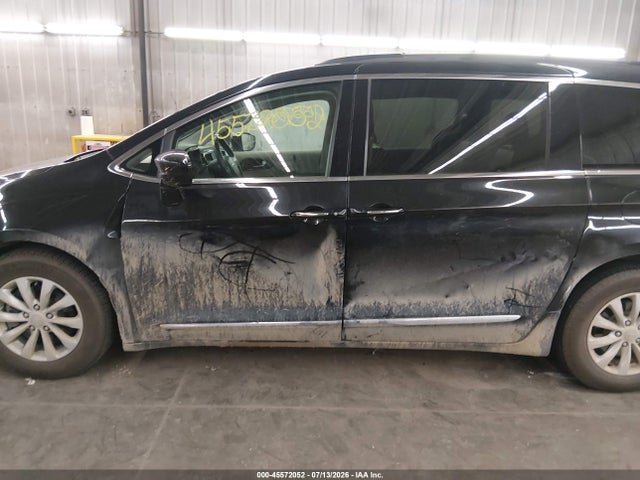 Auction sale of the 2017 Chrysler Pacifica Touring-l, vin: 2C4RC1BG8HR523864, lot number: 45572052