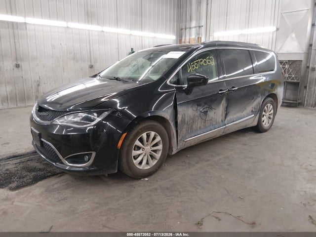 Auction sale of the 2017 Chrysler Pacifica Touring-l, vin: 2C4RC1BG8HR523864, lot number: 45572052
