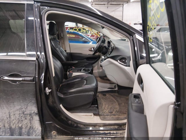 Auction sale of the 2017 Chrysler Pacifica Touring-l, vin: 2C4RC1BG8HR523864, lot number: 45572052