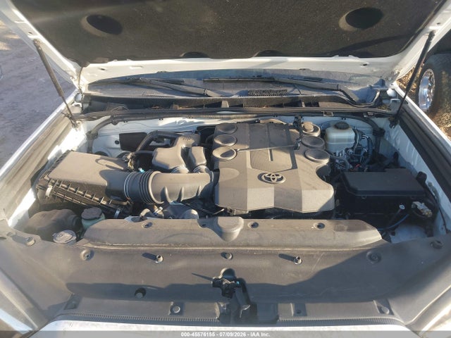 Toyota 4RUNNER SR5 2015 JTEZU5JRXF5107019 Image 10