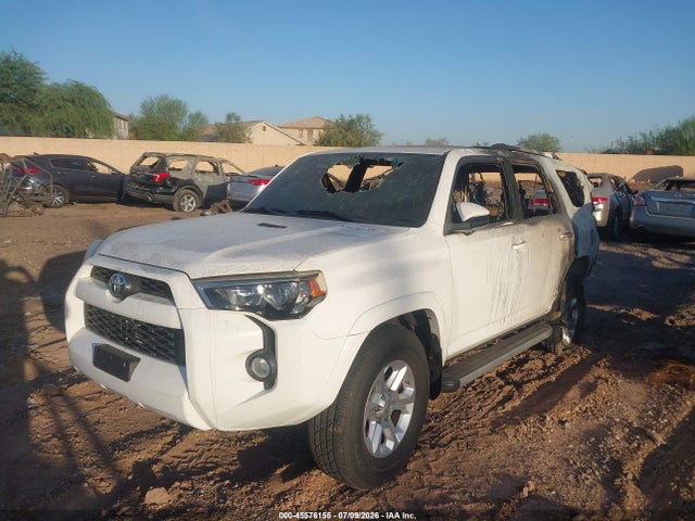Toyota 4RUNNER SR5 2015 JTEZU5JRXF5107019 Image 2