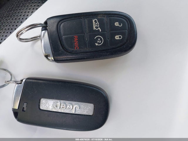 45576328 :رقم المزاد ، 1C4PJMBS0HW588833 vin ، 2017 Jeep Cherokee Trailhawk L Plus مزاد بيع