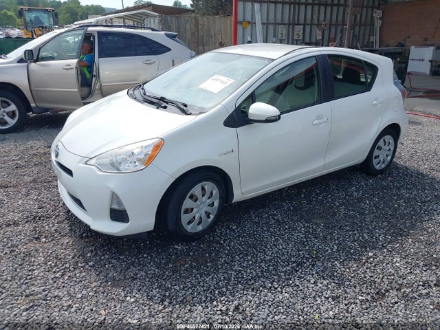 Toyota Prius C One 2014 JTDKDTB38E1060924 Image 2