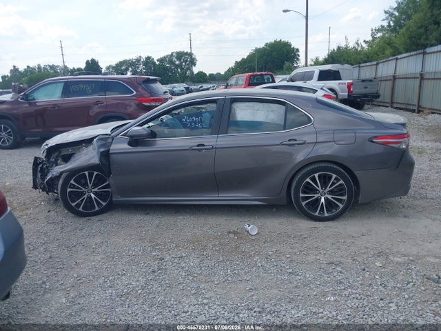 45578231 :رقم المزاد ، 4T1B11HK4JU011218 vin ، 2018 Toyota Camry Se مزاد بيع