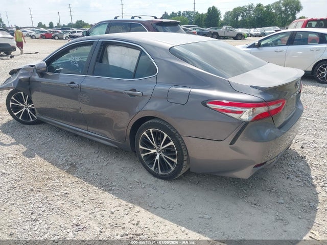 45578231 :رقم المزاد ، 4T1B11HK4JU011218 vin ، 2018 Toyota Camry Se مزاد بيع