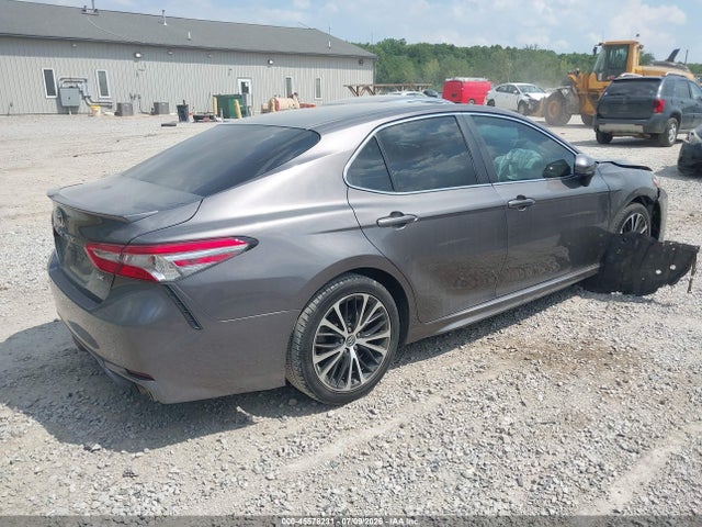 45578231 :رقم المزاد ، 4T1B11HK4JU011218 vin ، 2018 Toyota Camry Se مزاد بيع