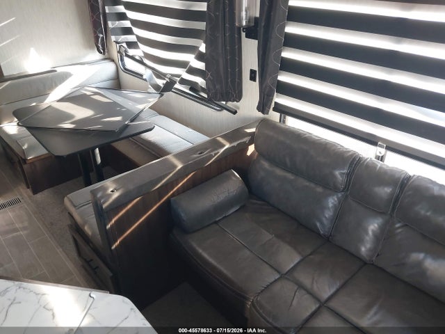 45578633 :رقم المزاد ، 4X4TCKE28MX147555 vin ، 2021 Forest River Cherokee Grey Wolf 2 مزاد بيع