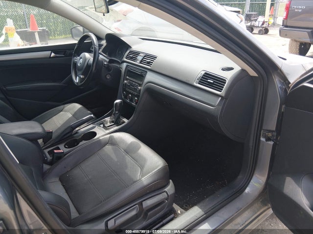 1VWAT7A37FC052176 Volkswagen Passat 1.8t Wolfsburg Edition