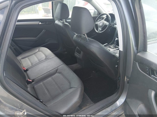 1VWAT7A37FC052176 Volkswagen Passat 1.8t Wolfsburg Edition