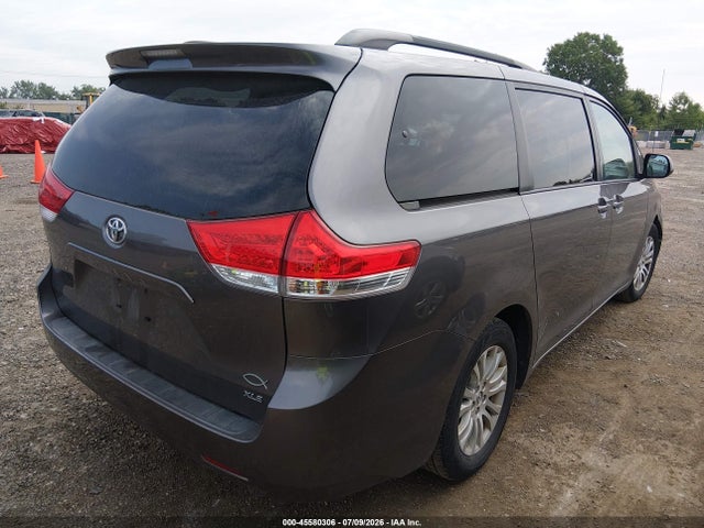 2013 Toyota Sienna Xle V6 8 Passenger მანქანა იყიდება აუქციონზე, vin: 5TDYK3DC5DS318279, აუქციონის ნომერი: 45580306