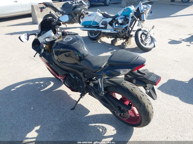 Suzuki GSX-R750 2018 JS1GR7MA5J2101499 Image 3