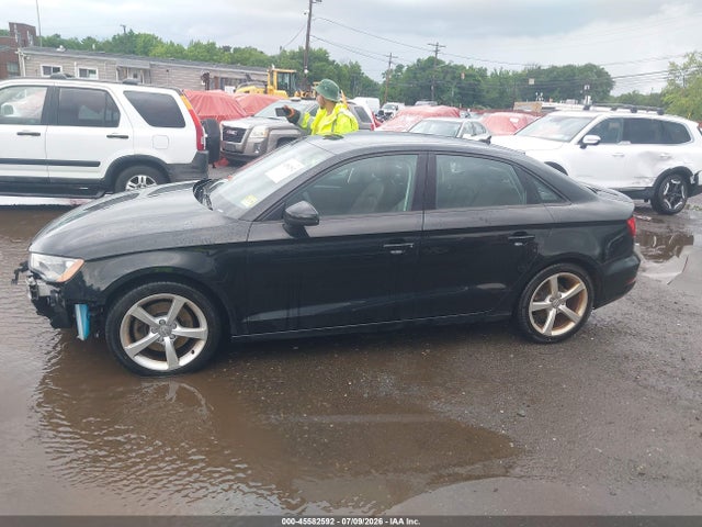 45582592 :رقم المزاد ، WAUBFGFF8F1124545 vin ، 2015 Audi A3 2.0t Premium مزاد بيع