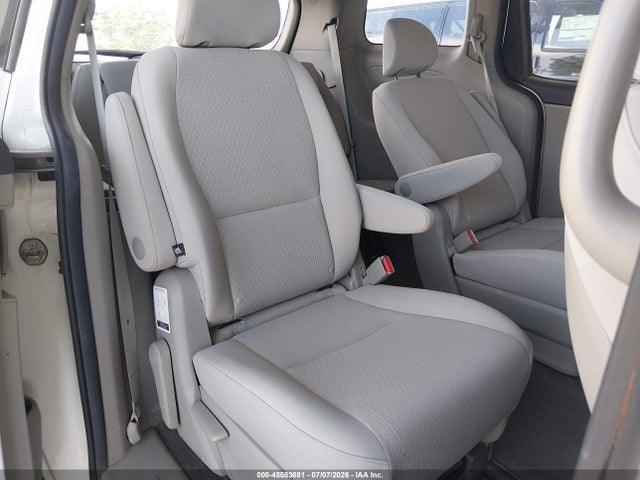 KIA Sedona L 2018 KNDMA5C16J6403401 Image 8