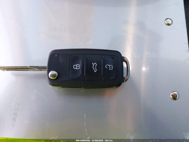 1VWAT7A32GC061689 Volkswagen Passat 1.8t R-line