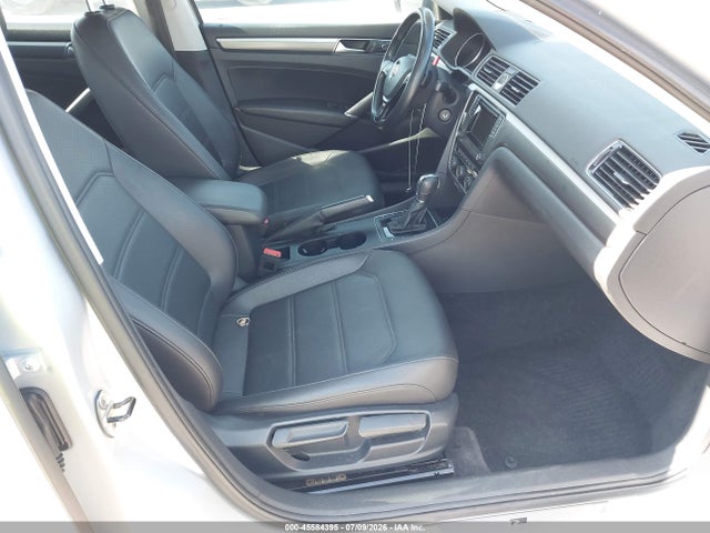 1VWAT7A32GC061689 Volkswagen Passat 1.8t R-line