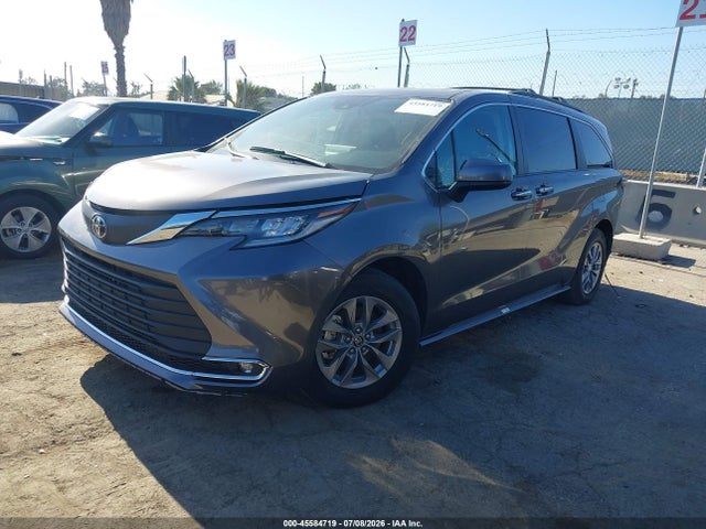 Toyota SIENNA XLE 2024 5TDYSKFC8RS124909 Image 2