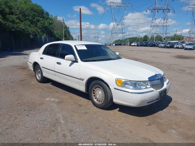 Продажа на аукционе авто 2000 Lincoln Town Car Executive, vin: 1LNHM81W6YY813201, номер лота: 45585283