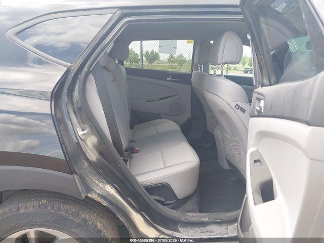 KM8J2CA40JU656111 Hyundai TUCSON SE